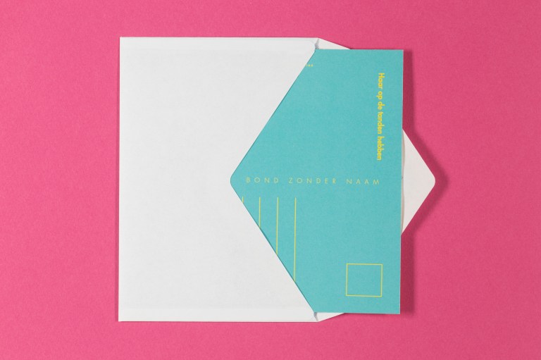 Postkaartje front spreekwoorden Bond Zonder Naam haar op de tanden hebben