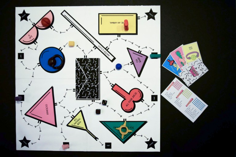 Cluedo Indecent Pleasure erotica lovers special edition Memphis style spelbord speelkaarten blocnote