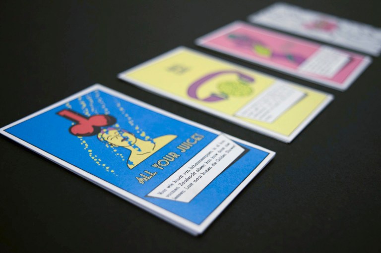 Cluedo Indecent Pleasure erotica lovers special edition Memphis style spelbord speelkaarten blocnote