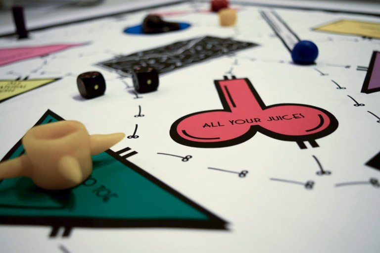 Cluedo Indecent Pleasure erotica lovers special edition Memphis style spelbord speelkaarten blocnote