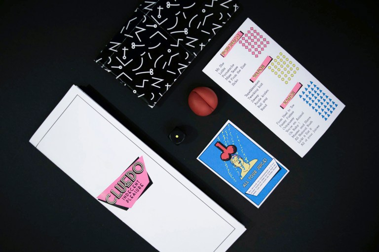 Cluedo Indecent Pleasure erotica lovers special edition Memphis style spelbord speelkaarten blocnote