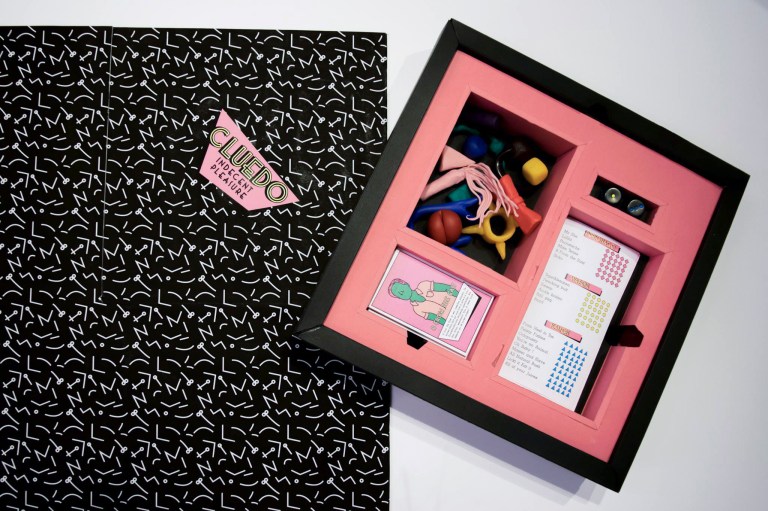 Cluedo Indecent Pleasure erotica lovers special edition Memphis style spelbord speelkaarten blocnote