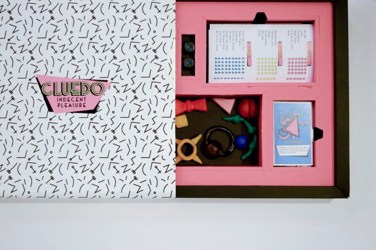 Cluedo Indecent Pleasure erotica lovers special edition Memphis style spelbord speelkaarten blocnote