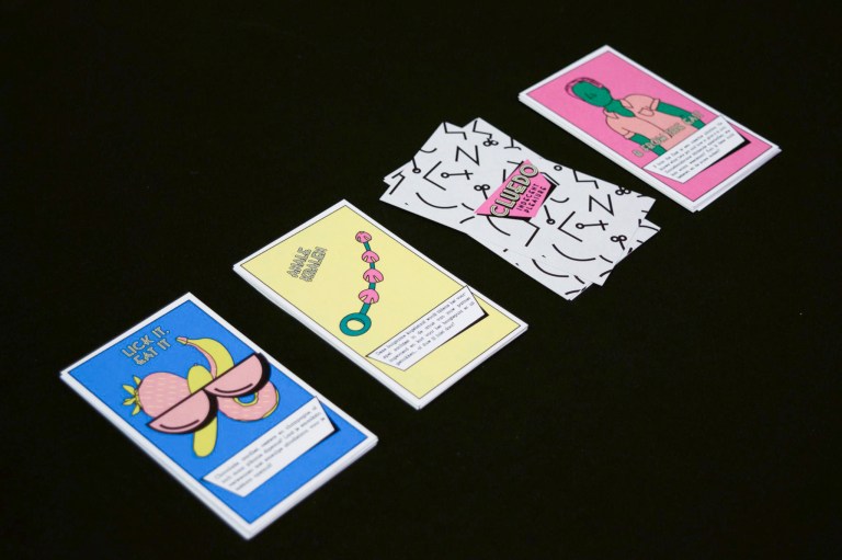 Cluedo Indecent Pleasure erotica lovers special edition Memphis style spelbord speelkaarten blocnote