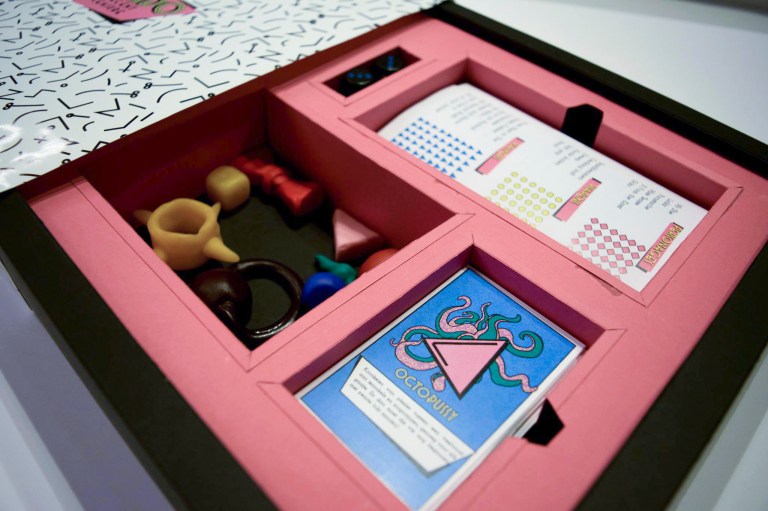 Cluedo Indecent Pleasure erotica lovers special edition Memphis style spelbord speelkaarten blocnote