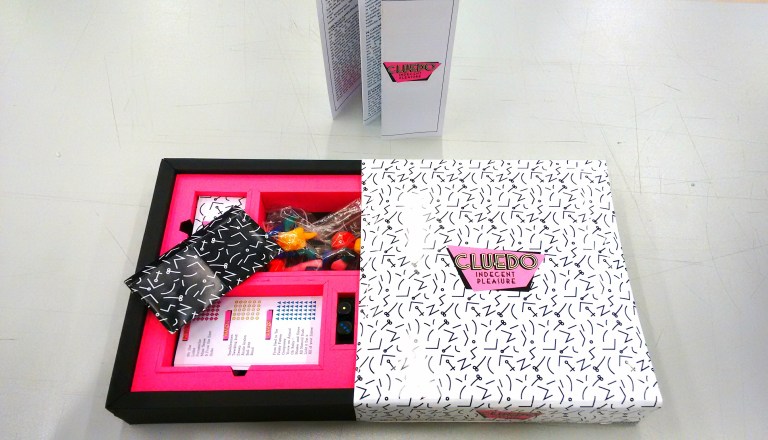 Cluedo game speldoos packaging envelope blocnote leaflet spelregels pionnen dobbelstenen moordwapens