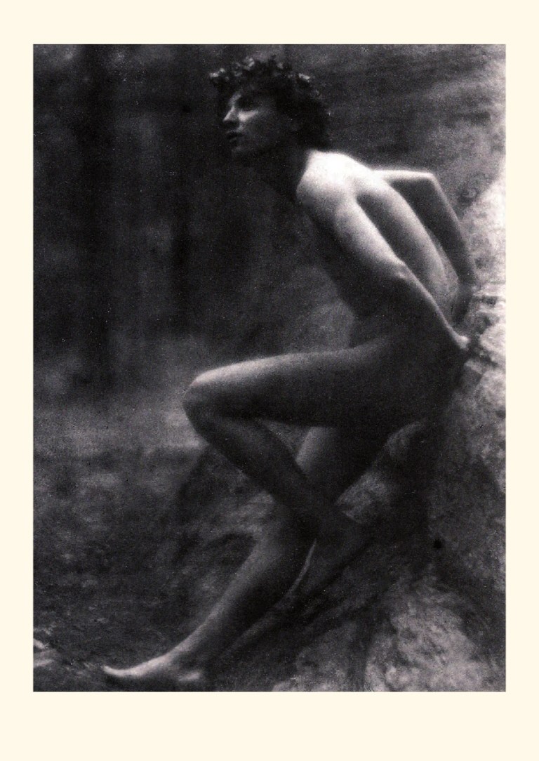 Fred Holland Day - De jonge Nicola Giancola, zittend op een steen (1907) fotografie