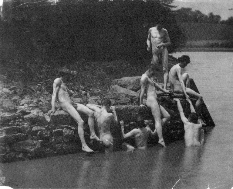 Thomas Eakins - The Swimming Hole (1883)Thomas Eakins - Eakins' students swimming naked in Dove Lake (1883–1884), voorstudie voor The Swimming Hole fotografie mannelijk naakt schilderkunst