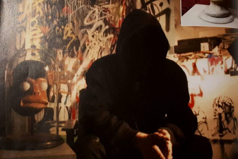 Met hoodie en vervormde stem Banksy anoniem