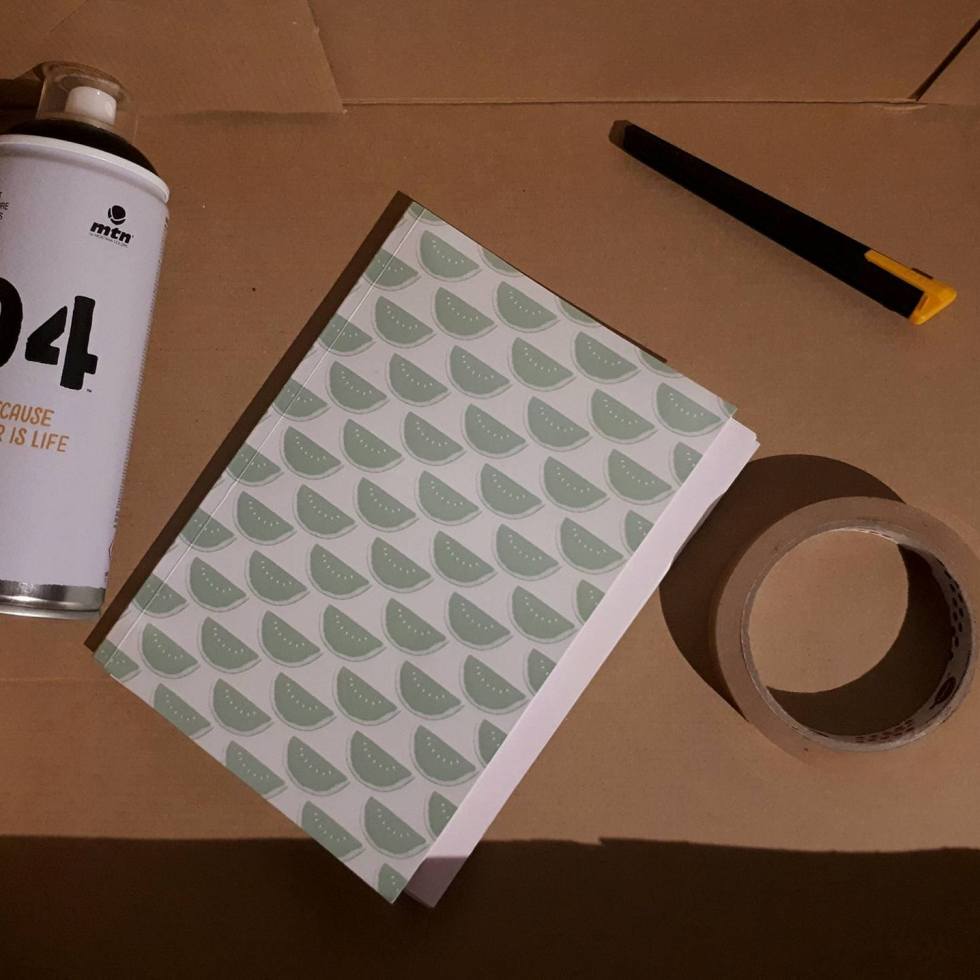 Stencil schetsboek breekmes plakband spuitbus zwart 94