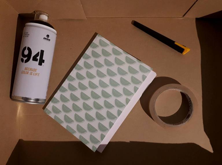 Stencil schetsboek breekmes plakband spuitbus zwart 94