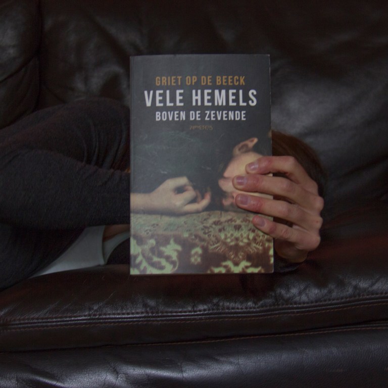 Griet Op de Beeck - Vele hemels boven de zevende bookface bookbody Boekenbeurs