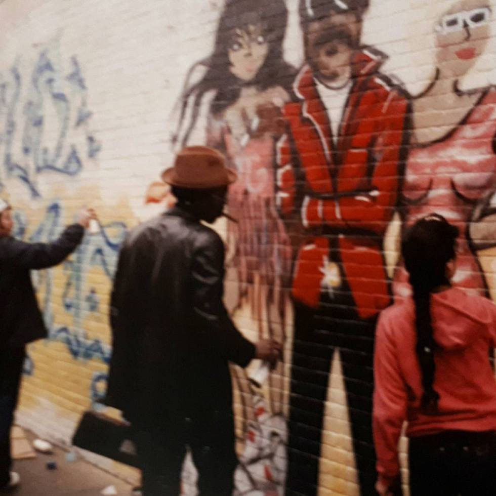 Lady Pink: Sandra Fabara uit Queens, liefje van graffiti writer LEE, studeerde aan de High School of Art and Design, en was één van de weinige meisjes in de graffiti scene in New York.